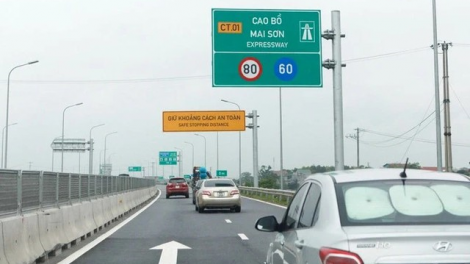 Giữ khoảng cách khi lưu thông trên cao tốc