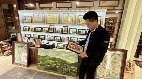 Người biến vỏ điệp giấy thành những bức tranh (31/3/2024)