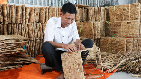 Nghệ nhân ưu tú Lê Văn Đạt, tỉnh Bà Rịa Vũng Tàu - người biến lục bình trôi dạt trên sông thành cây tiền tỷ (19/3/2024)