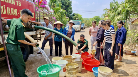 Bộ đội cấp nước cho người dân biên giới ở Gia Lai giữa cao điểm khô hạn (24/4/2024)