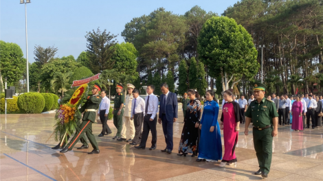 Lãnh đạo tỉnh Đắk Lắk dâng hương, hoa viếng nghĩa trang liệt sĩ tỉnh (26/4/2024)