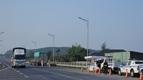 Ngày đầu hạn chế xe vào cao tốc Cam Lộ - La Sơn: Nhiều xe phải quay đầu  (04/04/2024)