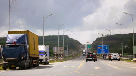 Cấm xe vào cao tốc Cam Lộ - La Sơn: Gánh nặng đè lên doanh nghiệp vận tải (02/4/2024)