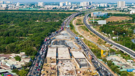 Công nhân ở dự án trọng điểm tại TPHCM, làm việc xuyên dịp nghỉ lễ 30/4-1/5 (29/4/2024)