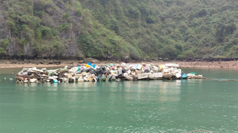 Quảng Ninh: Tăng cường thu gom rác thải trên vịnh Hạ Long (12/4/2024)