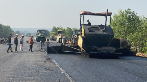 Gió phơn, nắng nóng trên 40 độ, công nhân vẫn bám công trường dự án cao tốc Vạn Ninh - Cam Lộ (30/4/2024)