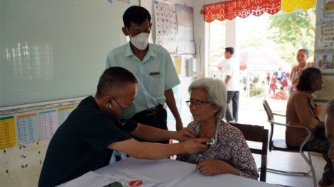 Khám bệnh và phát thuốc cho bà con gốc Việt và người Campuchia có hoàn cảnh khó khăn tại tỉnh Kampong Chhnang (07/4/2024)