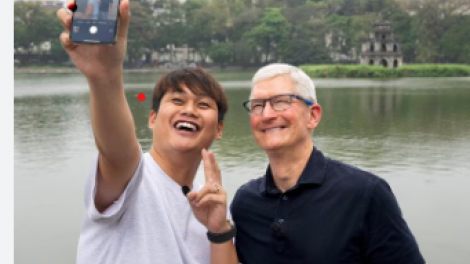 Reviewer Duy Thẩm và màn “ảo thuật” có một không hai với CEO Tim Cook tại hồ Gươm, Hà Nội (20/4/2024)