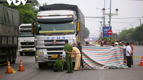 Nên tăng cường giải pháp hạn chế tai nạn thay vì cấm phương tiện vào cao tốc Cam Lộ - La Sơn (12/4/2024)