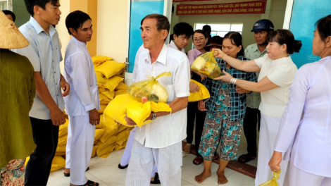 Ấm áp nghĩa tình mùa khô hạn (24/4/2024)