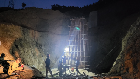 Xuyên lễ, xuyên đêm trên công trường Đường dây 500kV mạch 3 Quảng Trạch - Phố Nối (27/04/2024)