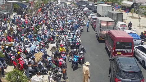 Tiền Giang- Bến Tre: Cầu, phà Rạch Miễu đều “tê liệt” vì ùn ứ giao thông. (28/4/2024)