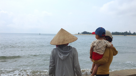 Lập bàn thờ bên bờ biển, vái vọng ngư dân mất tích ở Quảng Bình (11/5/2024) ( để lại )