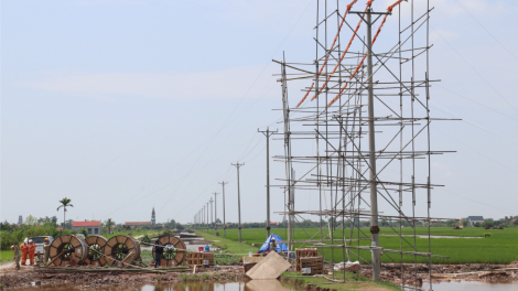 Vượt nắng kéo dây trên công trường đường dây 500kV mạch 3 (12/5/2024)