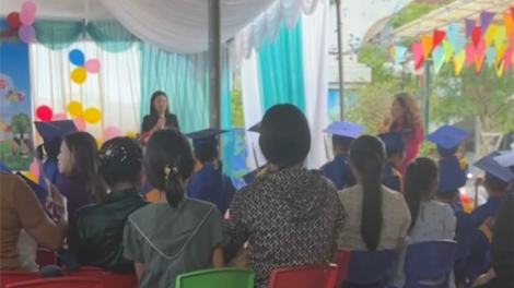 Hiệu trưởng ngăn cản Hội trưởng Hội phụ huynh giải bày khuất tất việc xã hội hóa việc mua tủ tại lễ bế giảng (29/05/2024)