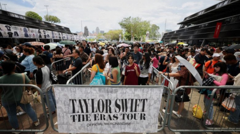 Người hâm mộ Taylor Swift xếp hàng hàng giờ ở Paris để xem Tour lưu diễn châu Âu đầu tiên (10/5/2024)