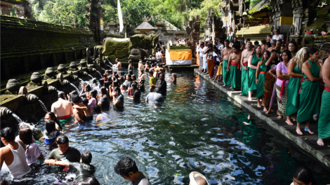 “Chữa lành” với nghi lễ tắm nước thiêng ở Đền Pura Tirta Empul (24/5/2024)