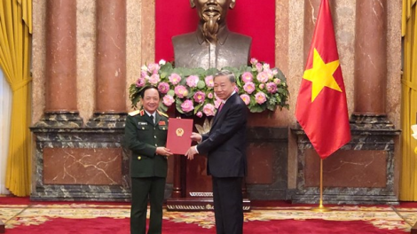 Chủ tịch nước Tô Lâm trao Quyết định Chủ nhiệm Tổng cục Chính trị QĐNDVN (03/6/2024)