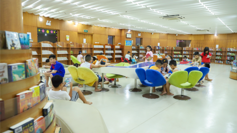 Không gian sách hút khách bên bờ vịnh Hạ Long (23/6/2024)