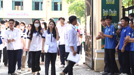 THỜI SỰ 18H CHIỀU 27/6/2024: Hơn 1 triệu thí sinh trong cả nước hoàn thành ngày thi đầu tiên kỳ thi tốt nghiệp THPT năm 2024 với 2 ngôn Ngữ Văn và Toán. Nhiều thí sinh và giáo viên đánh giá, đề thi năm nay vừa sức và có sự phân hóa cao.