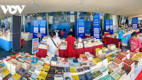 Không gian sách hút khách bên Vịnh Hạ Long (24/6/2024)