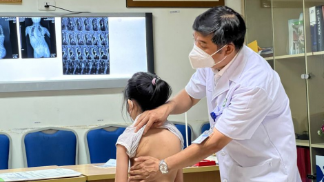 Can thiệp, điều trị bệnh lý gù, vẹo cột sống ở trẻ nhỏ (1/6/2024)
