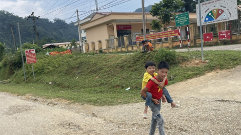 Khát vọng tương lai trên lưng cậu trò nhỏ vùng cao (27/6/2024)