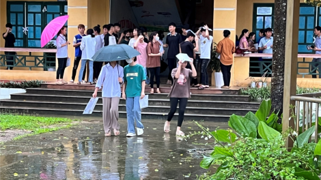 Yên Bái: "Nâng  bước" thí sinh vùng khó đến trường thi (27/6/2024)