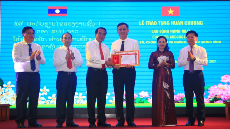 Trao Huân chương Lao động hạng Nhất của nước CHDCND Lào tặng tỉnh Quảng Bình (29/6/2024)