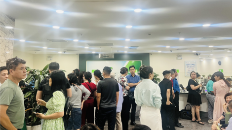 Người dân xếp hàng chờ mua vàng miếng SJC tại ngân hàng (3/6/2024)
