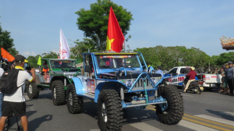 Lần đầu tiên tổ chức giải đua xe ô tô địa hình tại công viên hồ Thủy Tiên, Huế (21/6/2024)