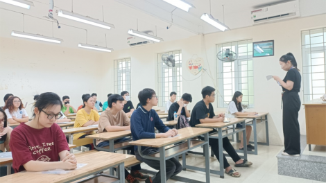 Hà Nội: Thí sinh làm thủ tục dự thi Kỳ thi tuyển sinh vào lớp 10 (7/6/2024)