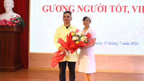 TP Hải Phòng: Khen thưởng điều dưỡng cứu sống cháu bé bị sặc sữa, ngừng thở trên xe taxi (15/7/2024)