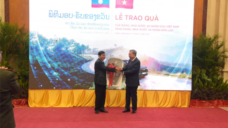 Việt Nam tặng Lào 20 xe điện VinFast phục vụ Năm Chủ tịch ASEAN 2024 (11/7/2024)
