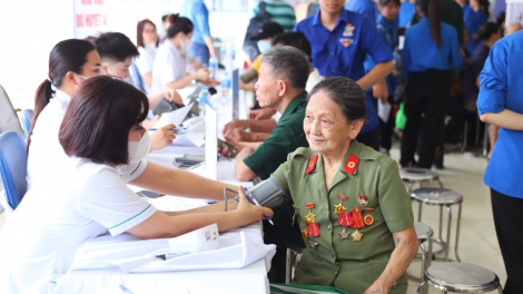 Hà Nội: 700 đối tượng chính sách và người dân được khám sàng lọc các bệnh lý hô hấp (27/7/2024)