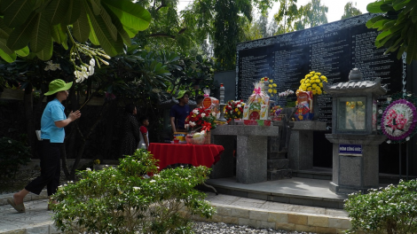 Người dân, du khách dâng hương, dâng hoa tưởng niệm 64 chiến sĩ Gạc Ma (27/7/2024)
