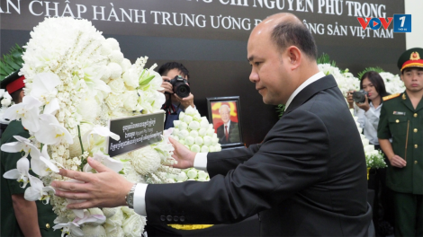 Thủ tướng Campuchia đến viếng và ghi sổ tang tưởng niệm Tổng Bí thư Nguyễn Phú Trọng tại Đại sứ quán Việt Nam (26/7/2024)
