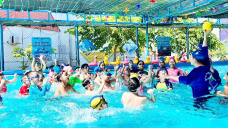 Đà Nẵng, dạy bơi miễn phí cho trẻ em nông thôn (14/7/2024)