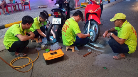 “Hiệp sĩ đêm” nhận sửa xe miễn phí cho người đi đường (10/7/2024)