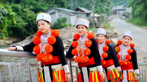 Nét đẹp rực rỡ bộ trang phục truyền thống của người phụ nữ Dao đỏ (14/7/2024)