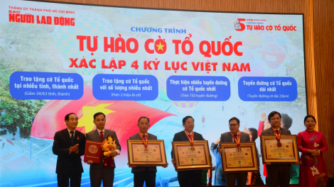 Hơn 2 triệu lá cờ Tổ quốc đến tay ngư dân, nhân dân biên giới khẳng định chủ quyền quê hương (2/7/2024)