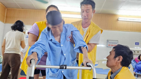 Thay khớp háng cho cụ bà 105 tuổi bị gãy cổ xương đùi (03/07/2024)