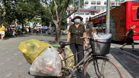 Tình yêu môi trường của nữ tiến sĩ nhặt rác tại hồ Gươm (29/07/2024)