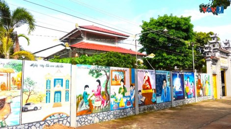 Thay áo mới cho bức tường cũ bằng bức tranh sống động (18/08/2024)