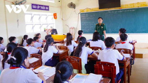 "Ông đỡ” học sinh khó khăn nơi miền biển tại tỉnh Cà Mau (5/8/2024)