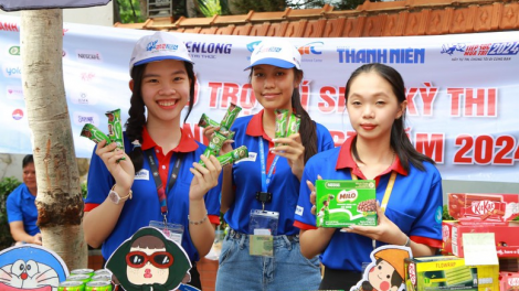 Tặng gần 200.000 phần quà hỗ trợ học sinh, sinh viên (24/08/2024)