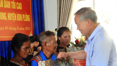 Uỷ viên Bộ Chính trị Nguyễn Hòa Bình thăm hỏi người dân khu vực tâm chấn động đất huyện Kon Plông (5/8/2024)