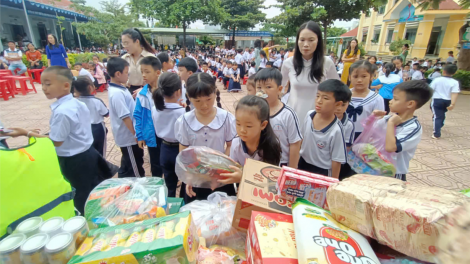 Hướng về người dân vùng bão lũ trường học ở Kon Tum giáo dục lòng nhân ái cho học sinh (14/09/2024)