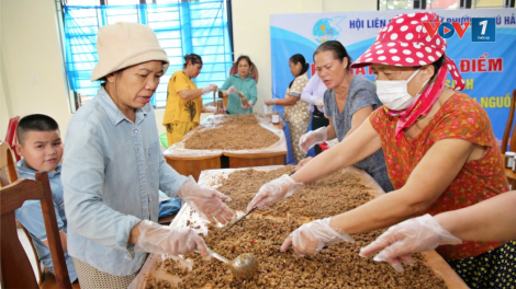 Người dân vùng rốn lũ Quảng Bình làm ruốc thịt gửi ra Bắc hỗ trợ đồng bào vùng thiên tai (11/9/2024)