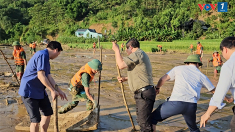 Thủ tướng Phạm Minh Chính không kìm được nước mắt khi đến thôn Làng Nủ (12/9/2024)